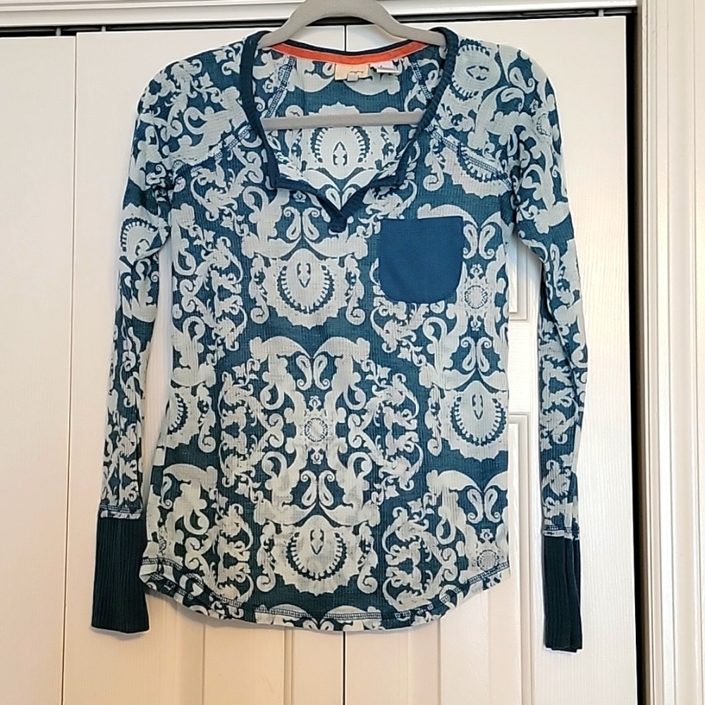 Daytrip Long sleeve thermal knit v neck shirt, Sz S